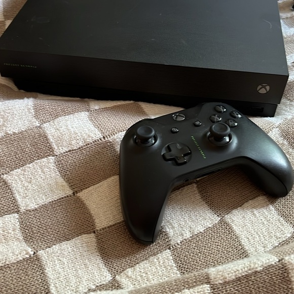 Microsoft Xbox one x project Scorpio limited edition & matching controller 1 tb - Picture 2 of 5